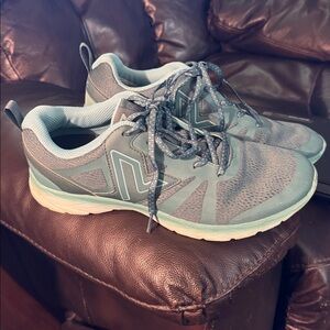 Vionic‎ 335 Miles Walking Shoes teal Sneakers Women's size 10